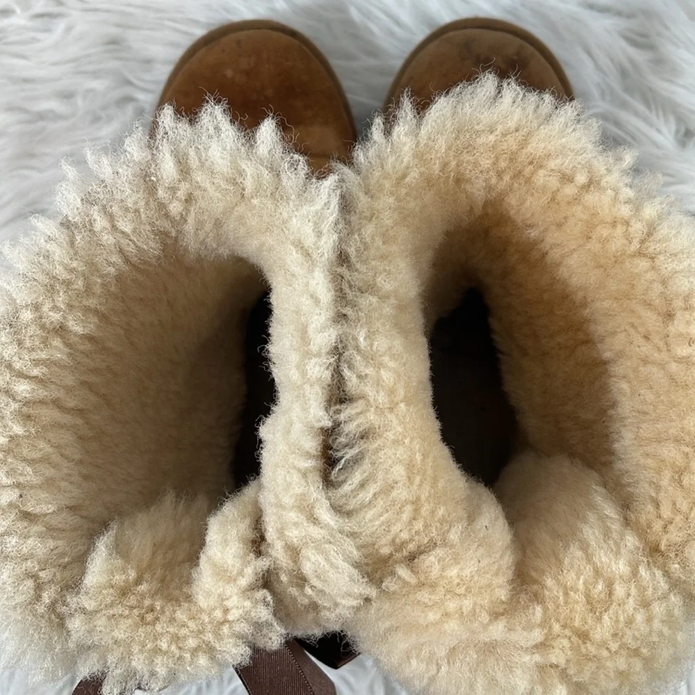 UGG BAILEY BOW II KIDS BOOTS CHESTNUT SIZE 4 - Picture 6 of 13